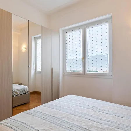 Central Holiday In With Balcony Vakantiehuis