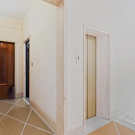 Central Holiday In With Balcony Casa vacanze